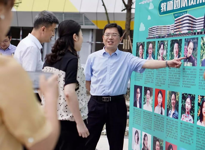 【成都東辰】溫江區馬烈紅區長一行調研東辰外國語學校開學準備情況