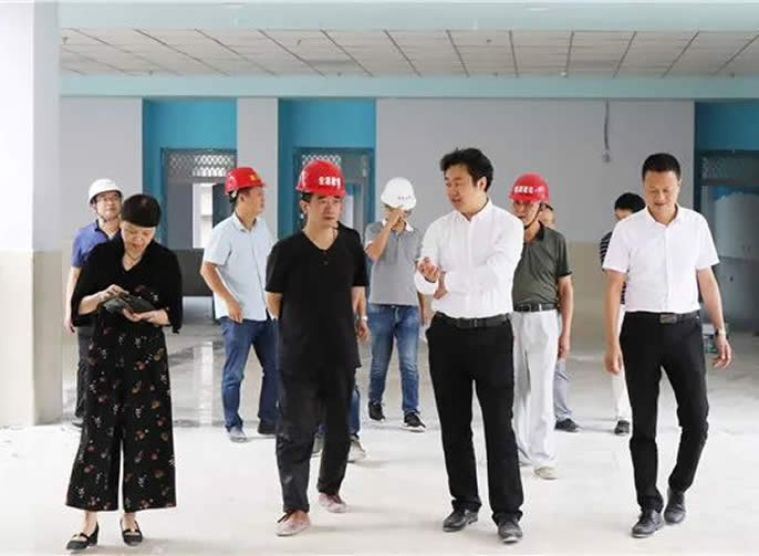【達州東辰】達州東辰賈磊校長帶行政對校舍工程進行初驗收